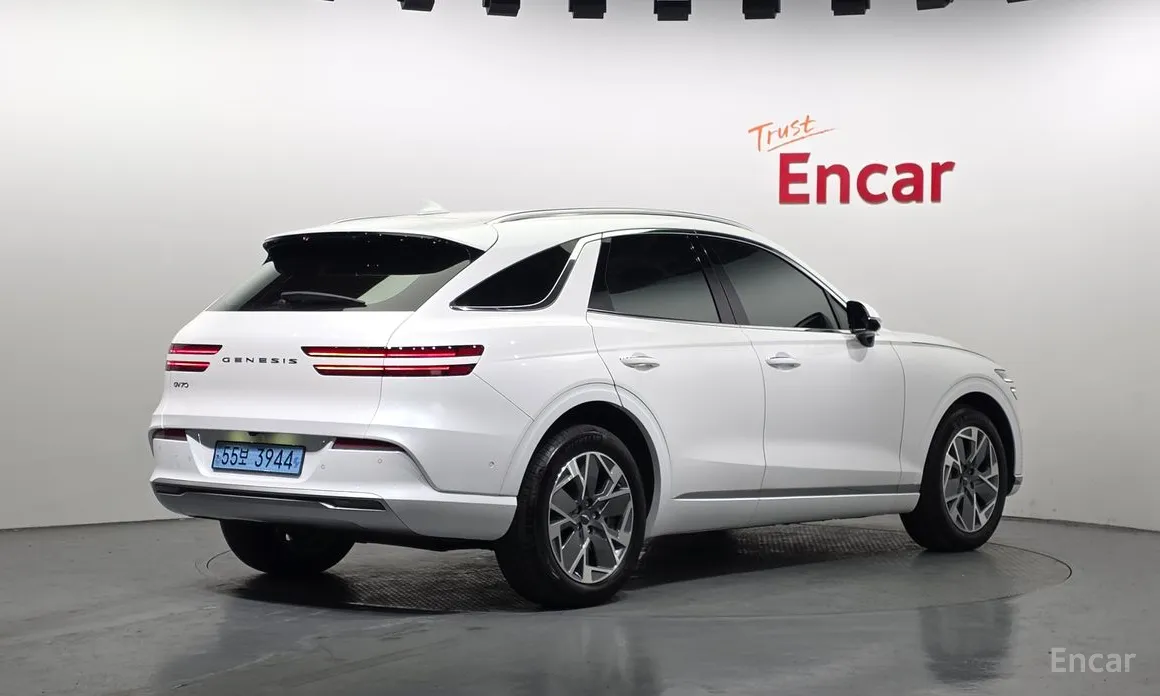 Фото 2 - Genesis GV70