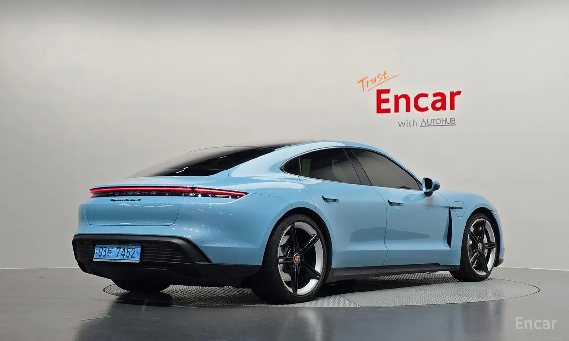 Фото 2 - Porsche Taycan