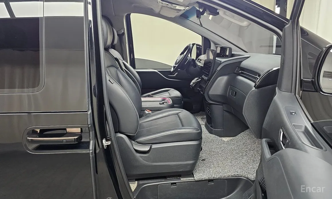 Photo 11 - Hyundai Staria