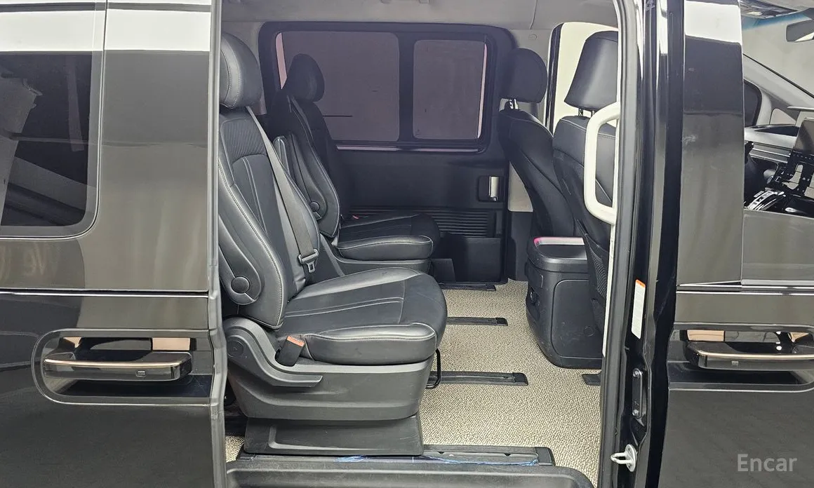 Photo 12 - Hyundai Staria