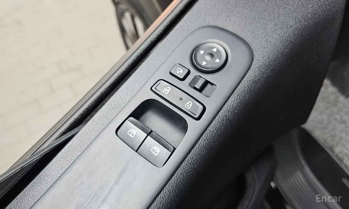 Photo 16 - Hyundai Staria