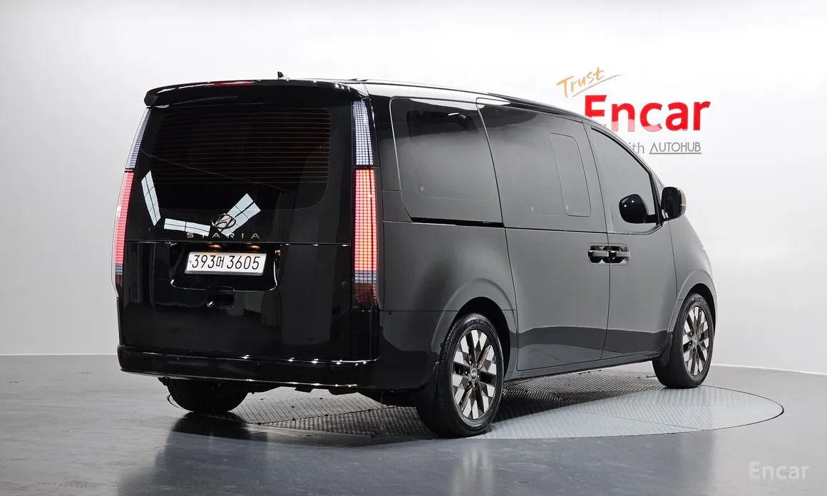 Photo 2 - Hyundai Staria