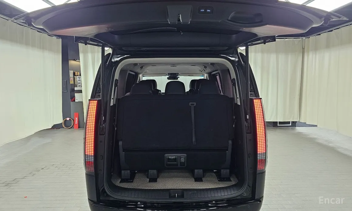 Photo 20 - Hyundai Staria