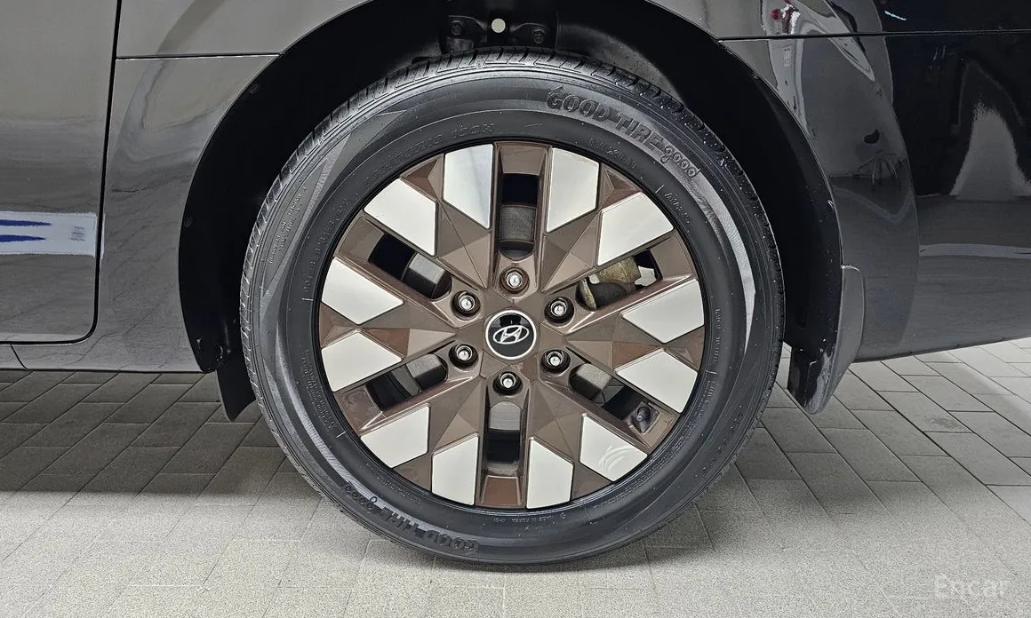 Photo 5 - Hyundai Staria