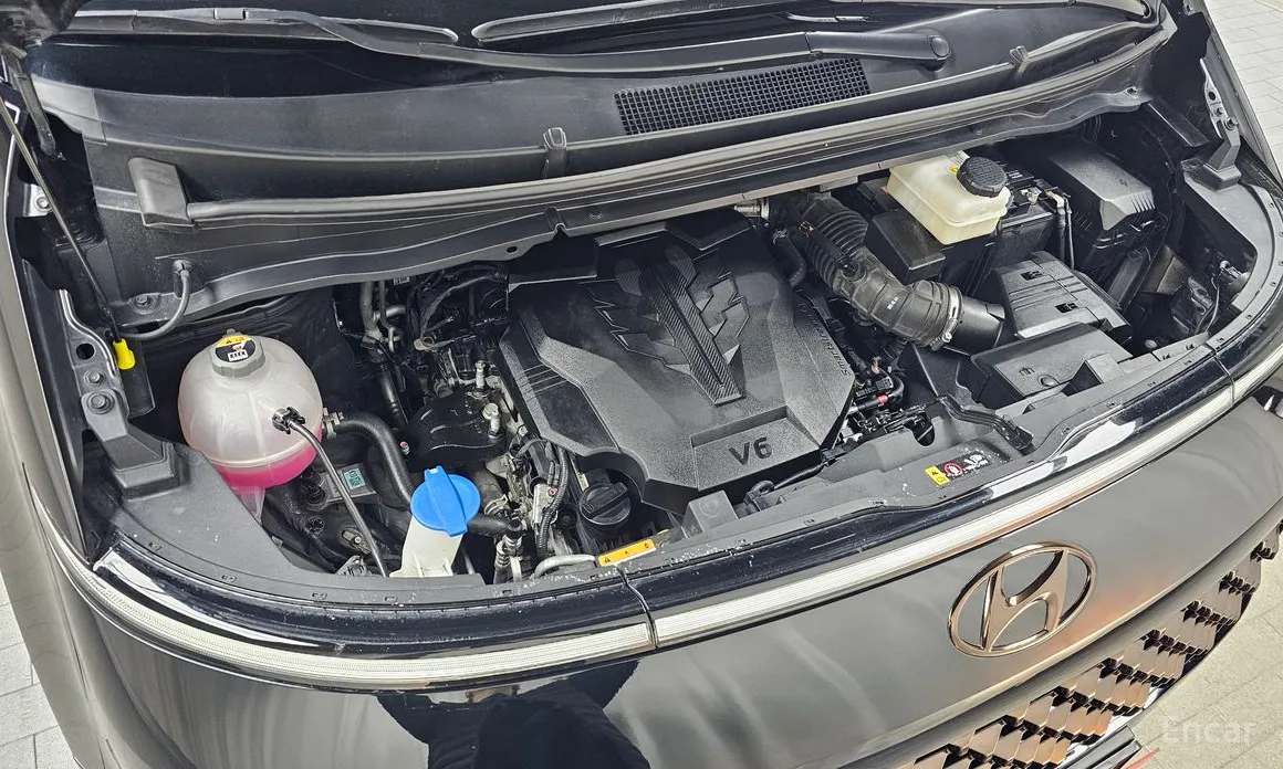 Photo 6 - Hyundai Staria