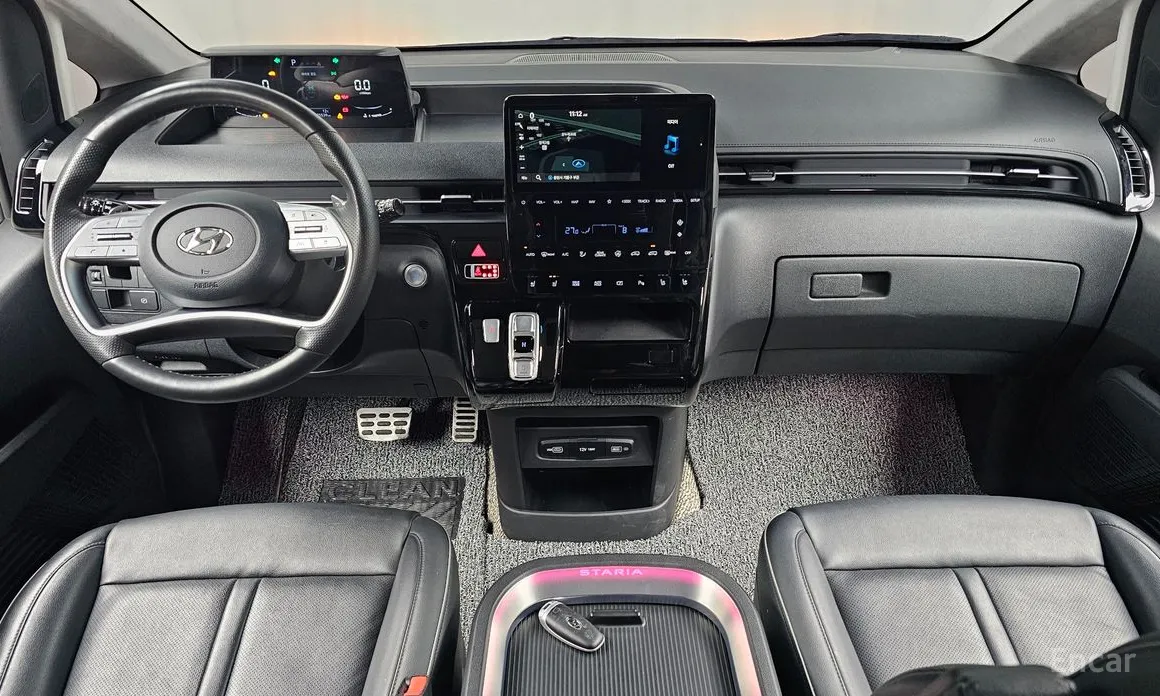 Photo 7 - Hyundai Staria