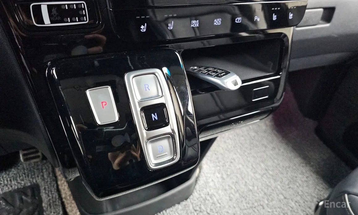 Photo 9 - Hyundai Staria