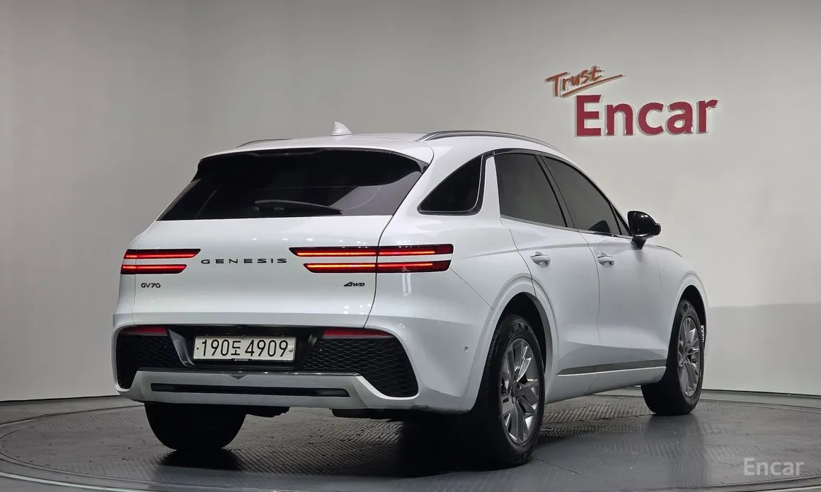 Фото 2 - Genesis GV70