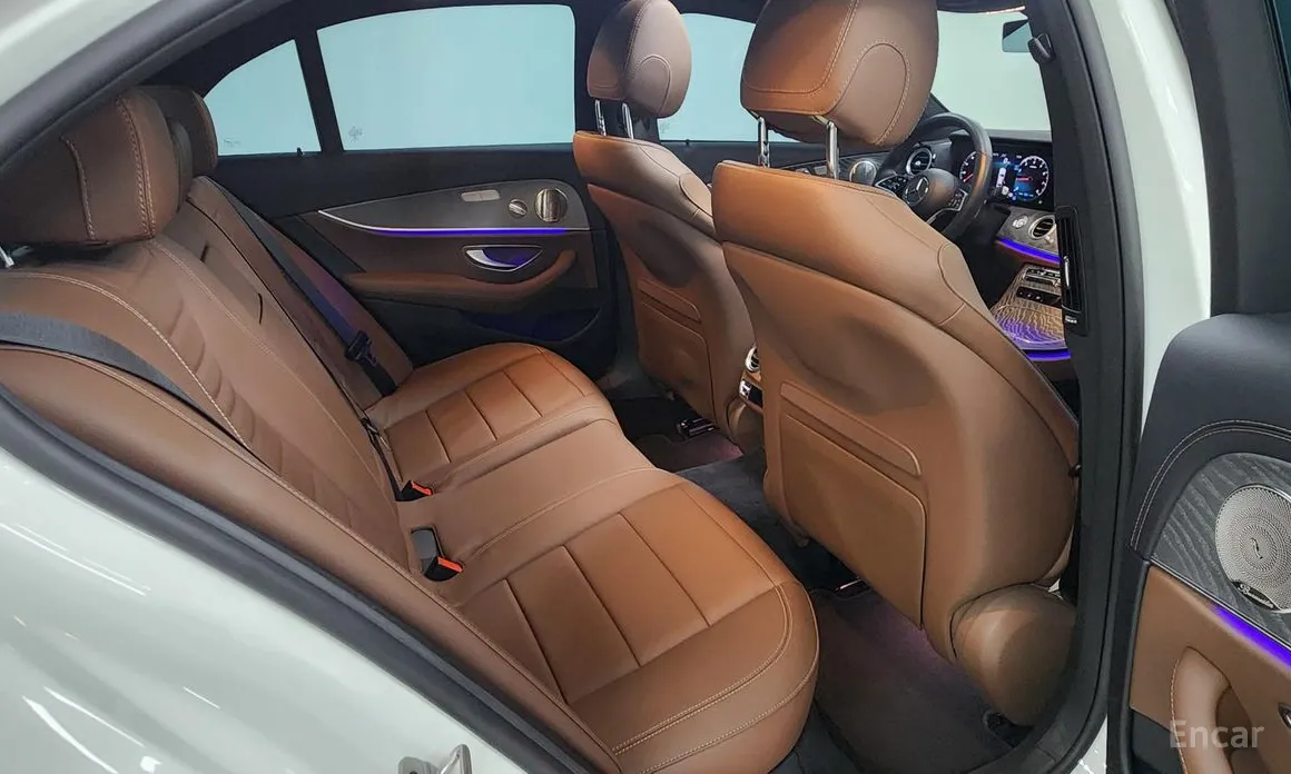 Фото 10 - Mercedes-Benz E-Class