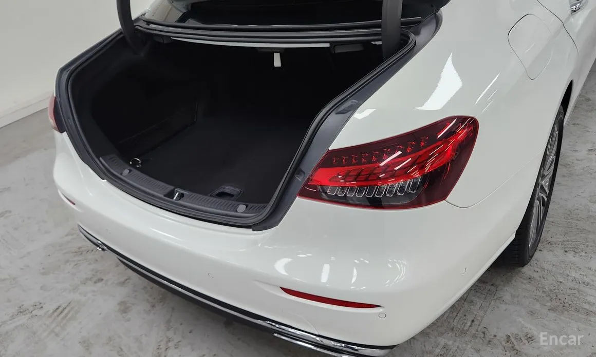 Фото 11 - Mercedes-Benz E-Class