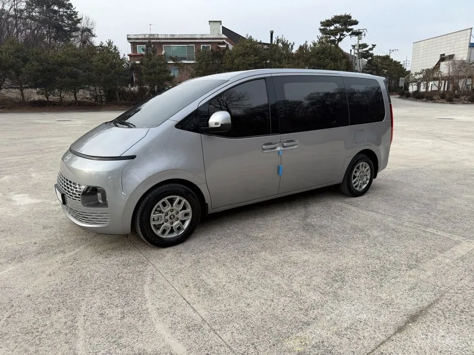 Фото 1 - Hyundai Staria