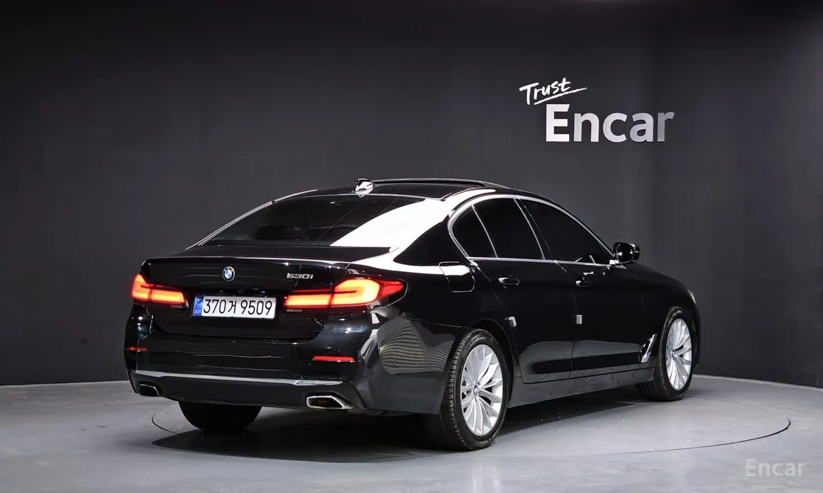 Photo 2 - BMW 5 Series