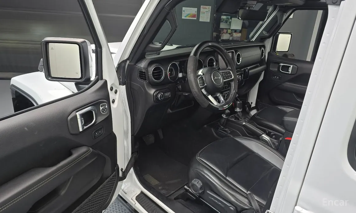 Photo 10 - Jeep Wrangler