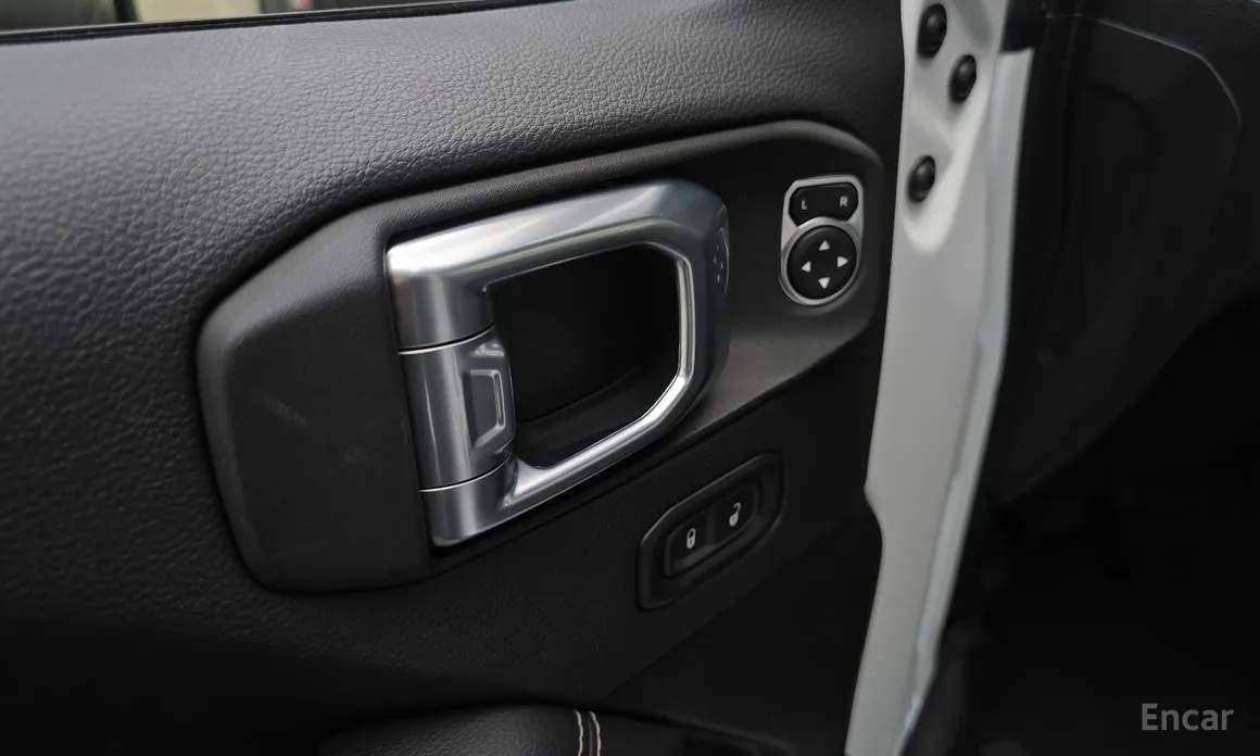 Photo 14 - Jeep Wrangler