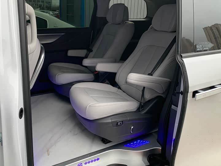 Photo 8 - Buick GL8 ES