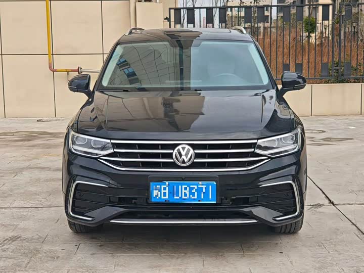 Фото 2 - Volkswagen Tiguan L Pro