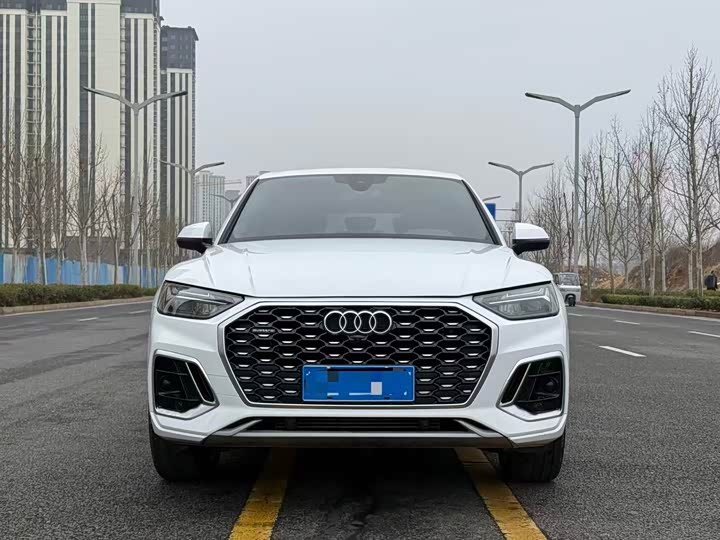 Photo 2 - Audi Q5L Sportback