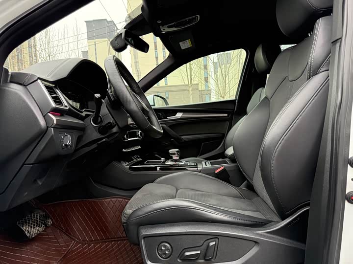 Photo 4 - Audi Q5L Sportback