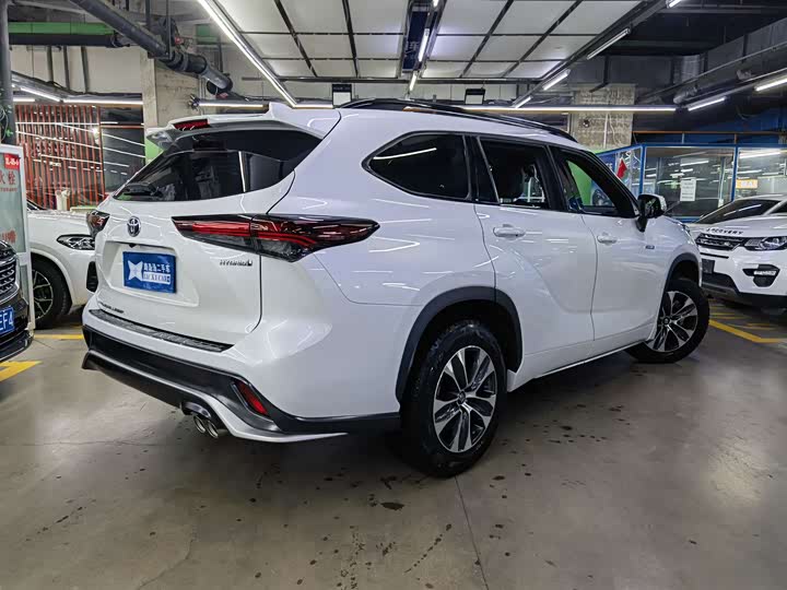 Фото 4 - Toyota Crown Kluger