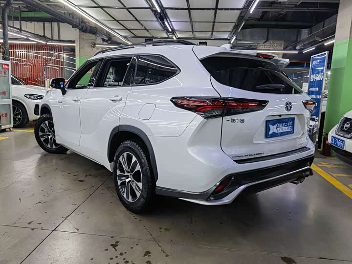 Фото 6 - Toyota Crown Kluger