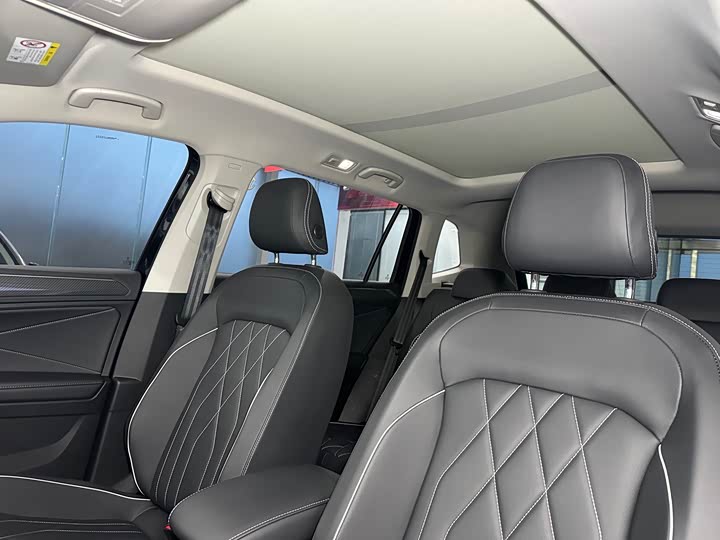 Фото 8 - Volkswagen Tiguan L Pro