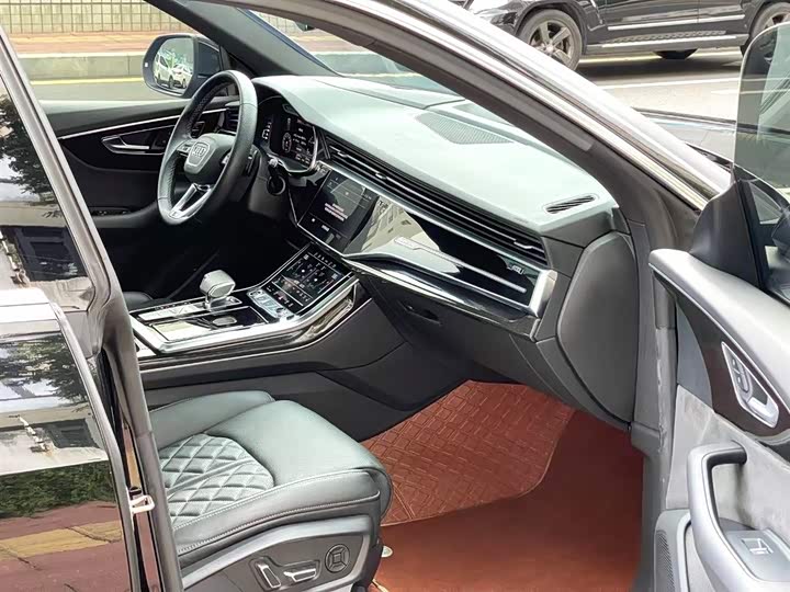 Фото 7 - Audi Q8