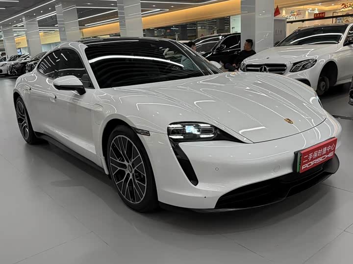 Photo 3 - Porsche Taycan