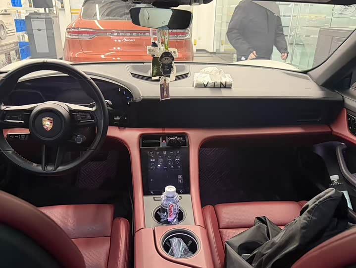 Photo 9 - Porsche Taycan