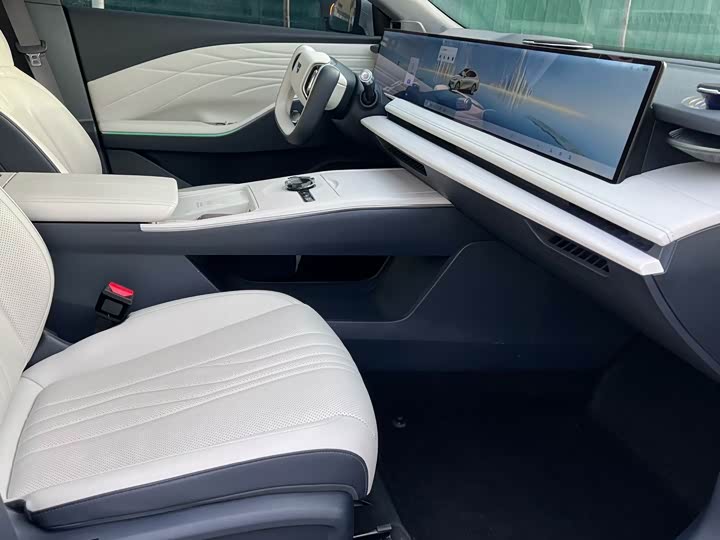 Photo 7 - Geely Galaxy E8