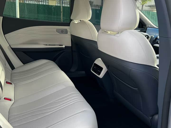 Photo 8 - Geely Galaxy E8