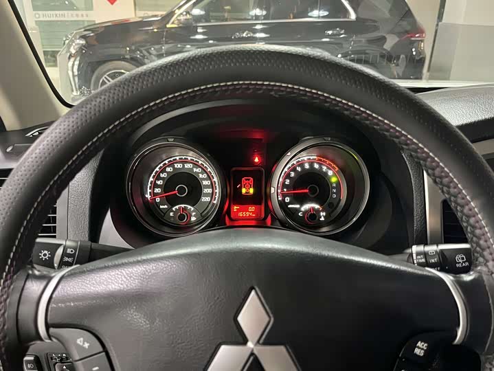 Фото 9 - Mitsubishi Pajero