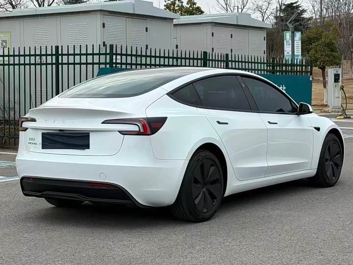 Фото 3 - Tesla Model 3
