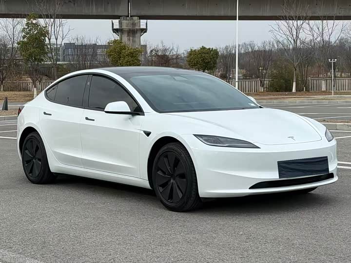 Фото 4 - Tesla Model 3