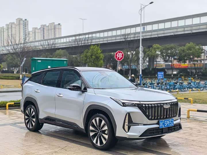 Фото 2 - Geely Atlas L