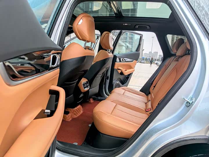 Фото 6 - Geely Atlas L