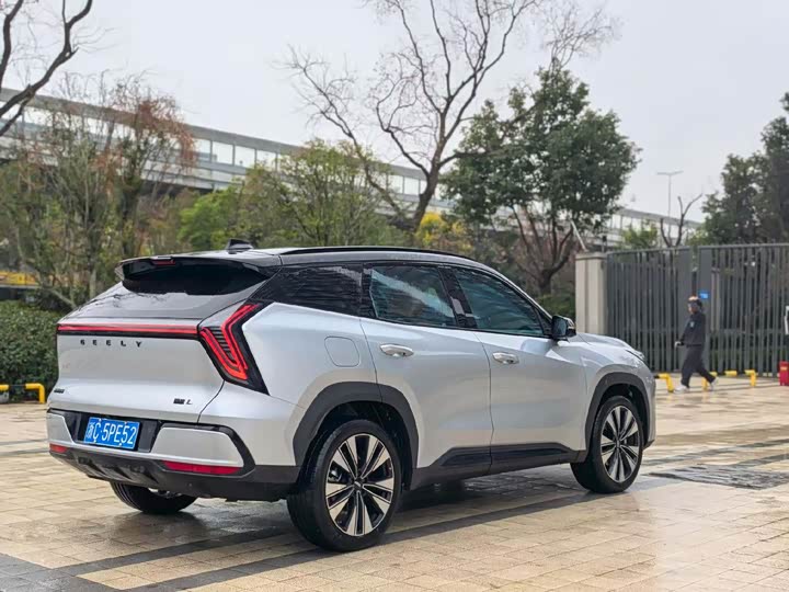 Фото 8 - Geely Atlas L