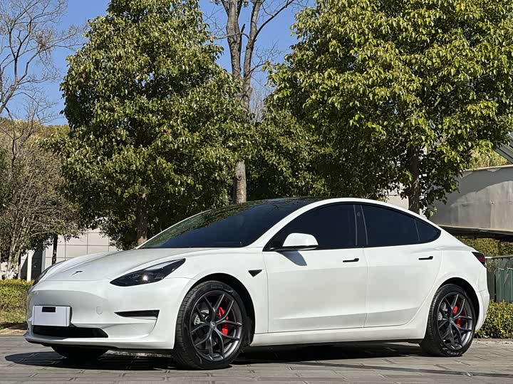 Фото 1 - Tesla Model 3