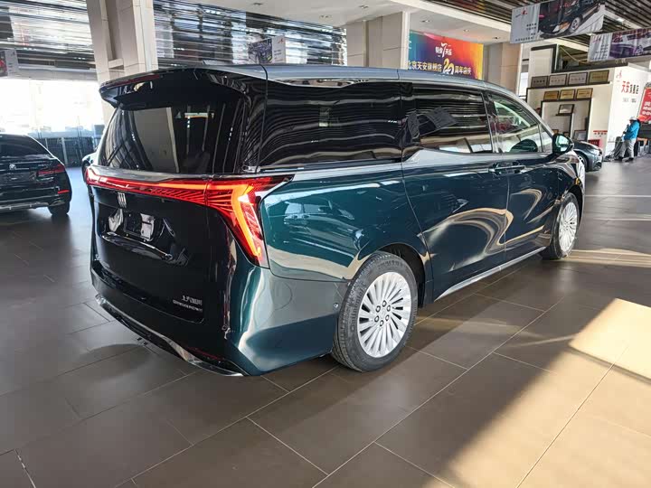 Photo 7 - Buick GL8 Century