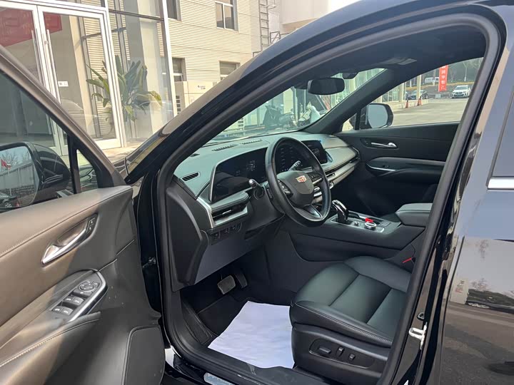 Фото 4 - Cadillac XT4