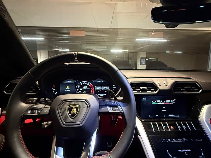 Фото 2 - Lamborghini Urus