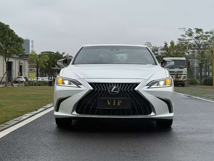 Фото 2 - Lexus ES