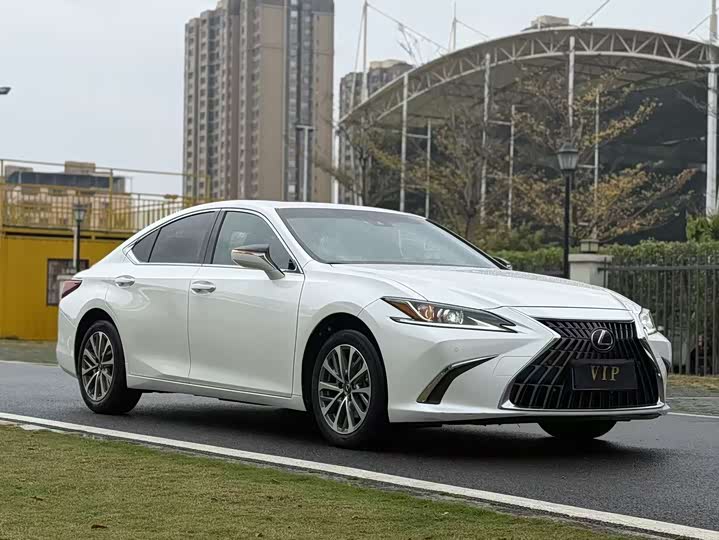 Фото 3 - Lexus ES
