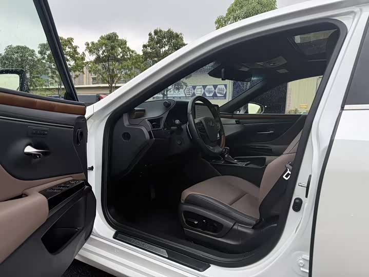 Фото 5 - Lexus ES