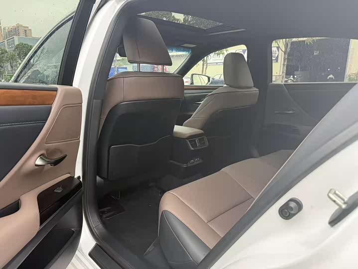 Фото 7 - Lexus ES