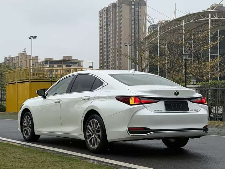 Фото 8 - Lexus ES