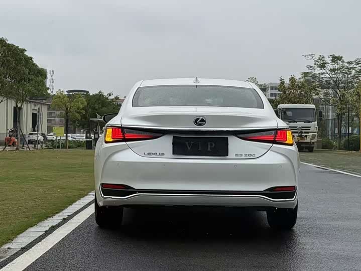 Фото 9 - Lexus ES