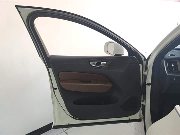 Фото 7 - Volvo XC60