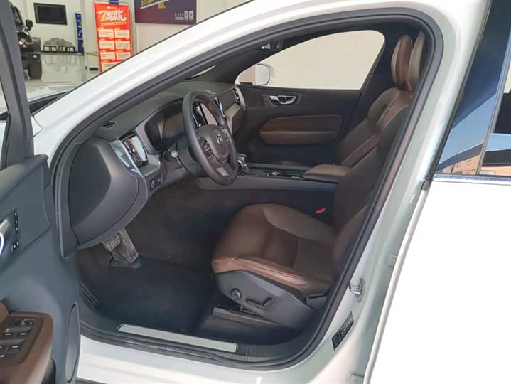 Фото 9 - Volvo XC60