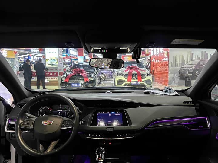 Фото 8 - Cadillac XT4