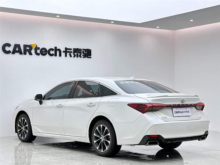 Photo 3 - Toyota Avalon